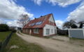 Rückseite Blick zur Straße mi Garage