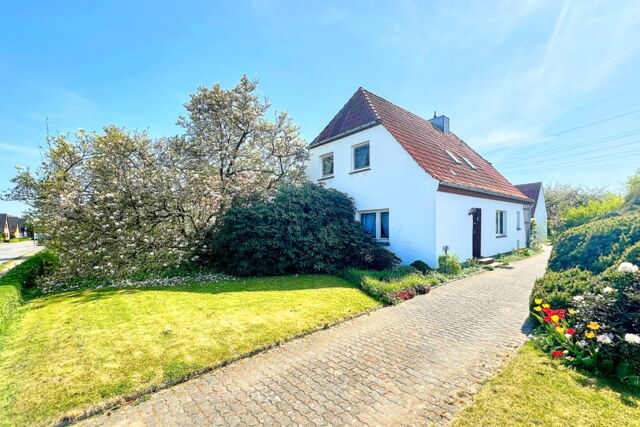 HL-Niendorf. Land in Sicht! 2.595m² Eigenland mit einem Einfamilienhaus und Nebengelass zu kaufen