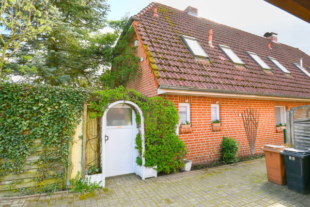 Schöne, gepflegte Doppelhaushälfte mit Eigenlandgrundstück in Lübeck-Moisling zu kaufen