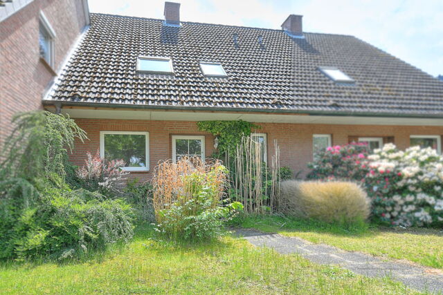 HL-Wesloe. Reihenhaus Bj. 1993, ca. 120m², 4 Zimmer, Vollkeller und Ausbaureserve, PKW Stellplatz